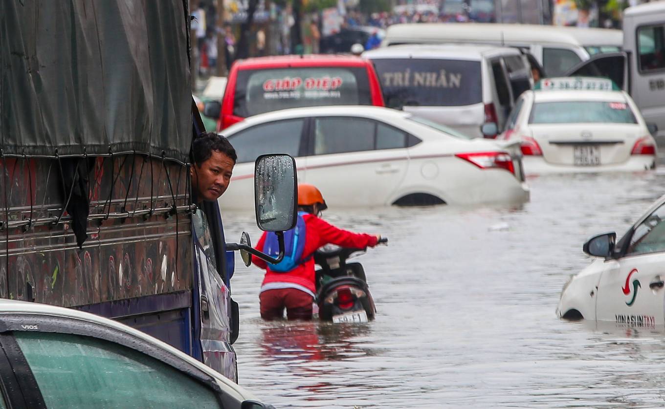 Video ảnh: Hàng trăm ôtô chết máy trên đường ngập ở Sài Gòn