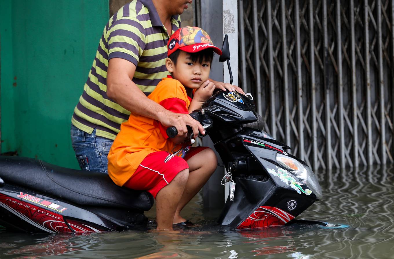 Video ảnh: Hàng trăm ôtô chết máy trên đường ngập ở Sài Gòn
