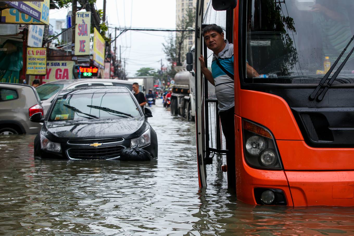 Video ảnh: Hàng trăm ôtô chết máy trên đường ngập ở Sài Gòn
