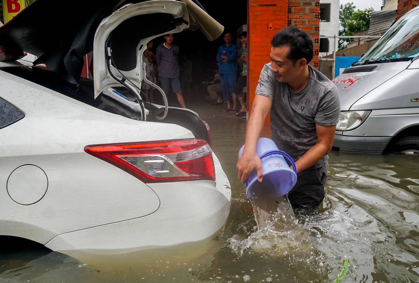 Video ảnh: Hàng trăm ôtô chết máy trên đường ngập ở Sài Gòn