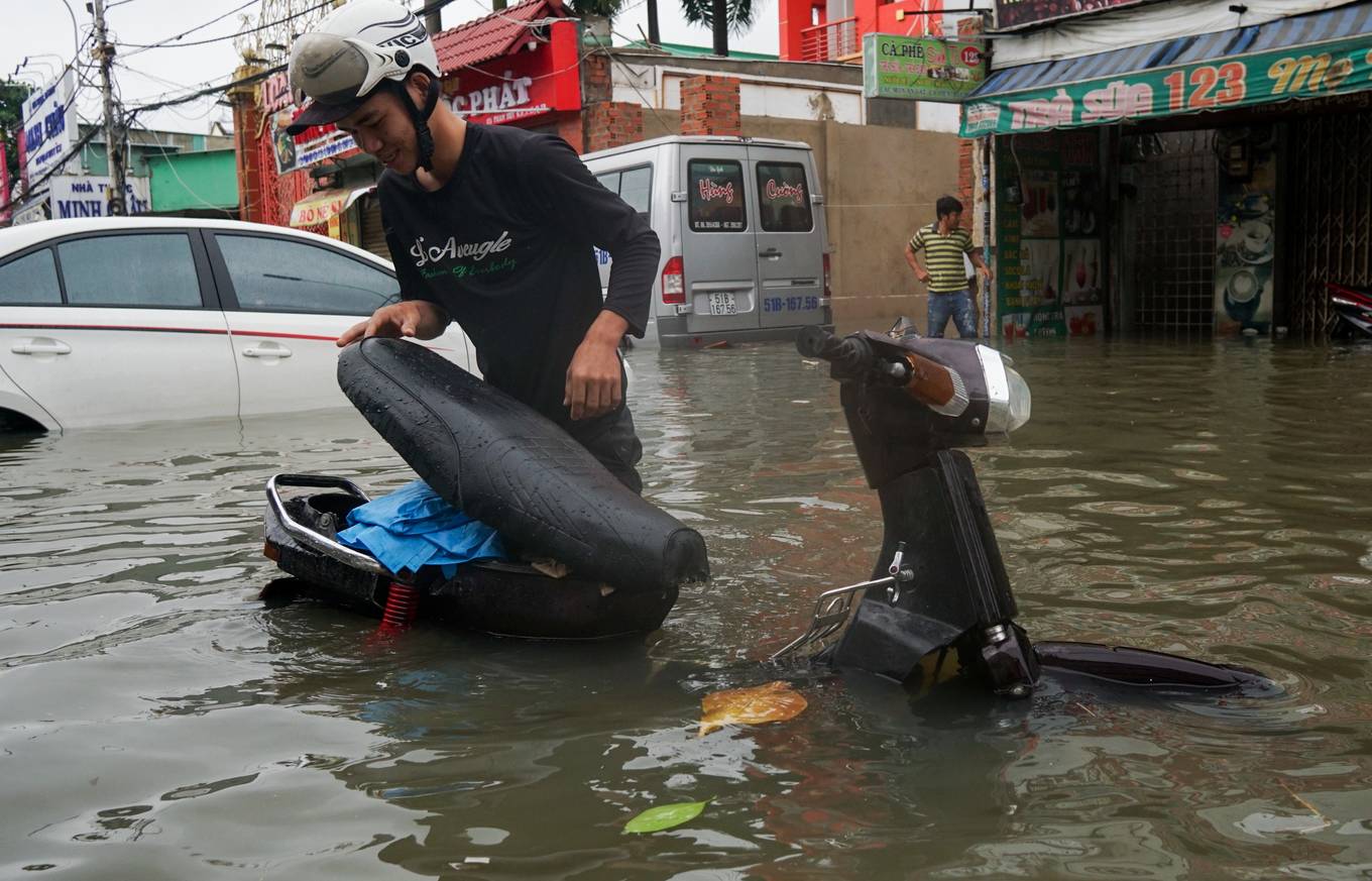 Video ảnh: Hàng trăm ôtô chết máy trên đường ngập ở Sài Gòn