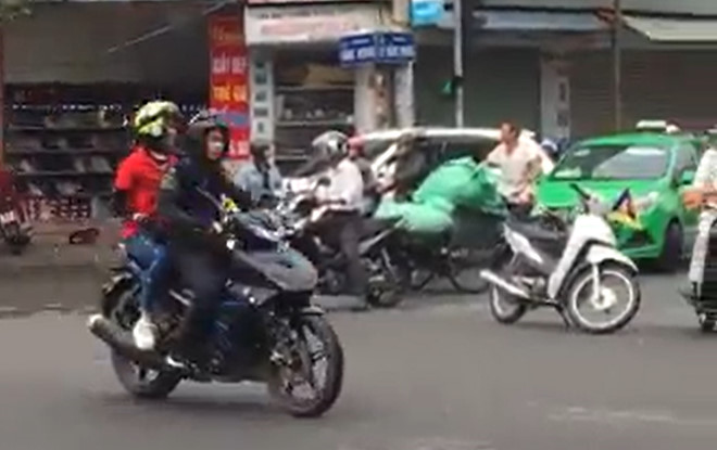 Đoàn xe phượt tự ý ngăn đường để diễu hành qua ngã tư