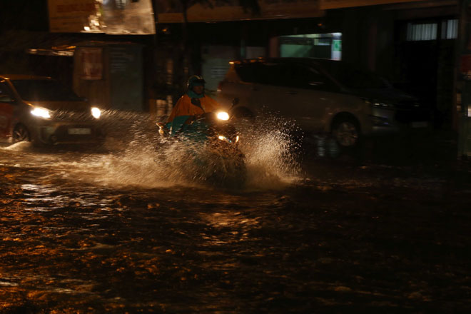 Video ảnh Tân Sơn Nhất: Bên ngoài sóng nước cuồn cuộn, bên trong nghìn người vạ vật qua đêm