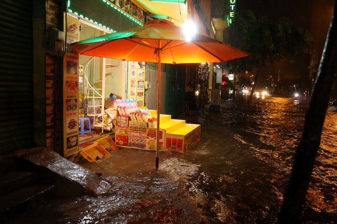 Video ảnh Tân Sơn Nhất: Bên ngoài sóng nước cuồn cuộn, bên trong nghìn người vạ vật qua đêm