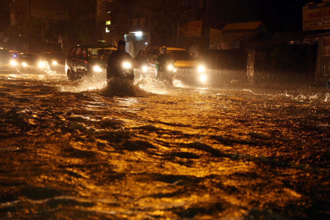Video ảnh Tân Sơn Nhất: Bên ngoài sóng nước cuồn cuộn, bên trong nghìn người vạ vật qua đêm