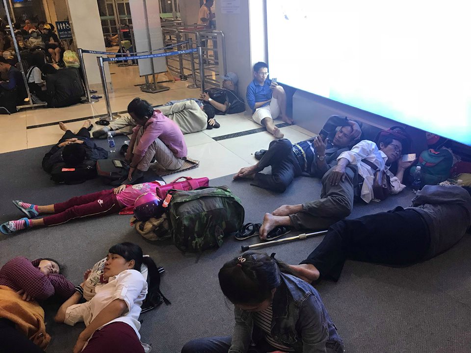 Video ảnh Tân Sơn Nhất: Bên ngoài sóng nước cuồn cuộn, bên trong nghìn người vạ vật qua đêm