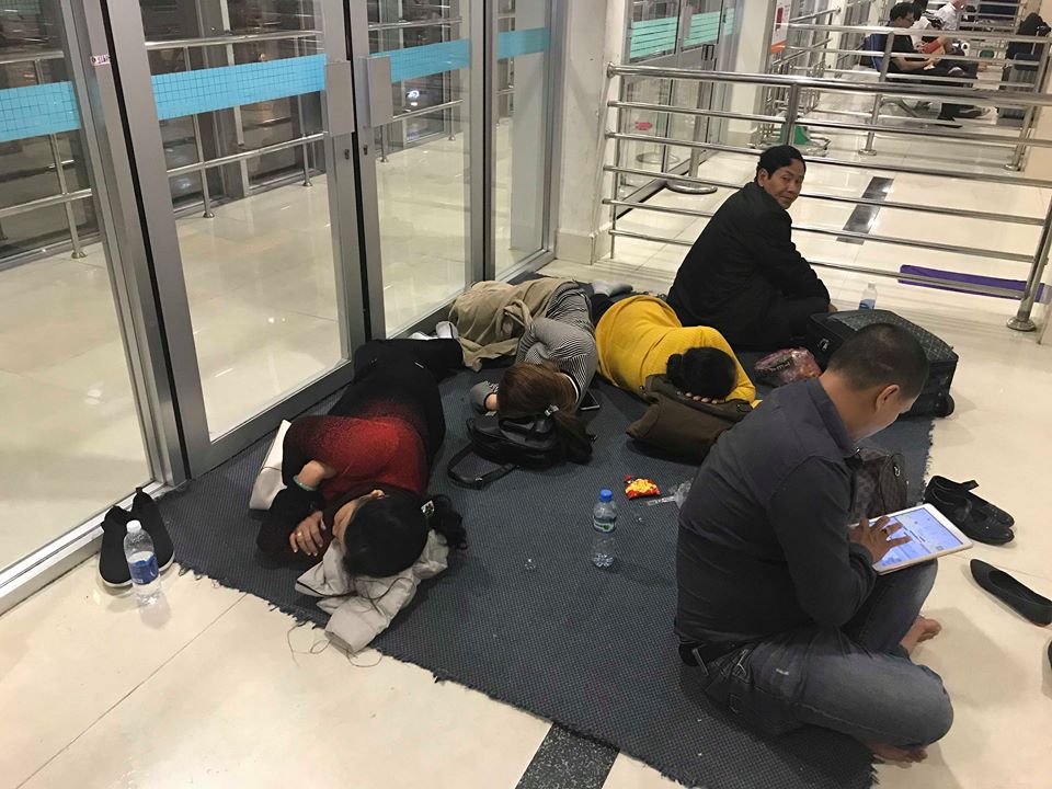 Video ảnh Tân Sơn Nhất: Bên ngoài sóng nước cuồn cuộn, bên trong nghìn người vạ vật qua đêm