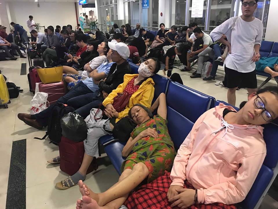 Video ảnh Tân Sơn Nhất: Bên ngoài sóng nước cuồn cuộn, bên trong nghìn người vạ vật qua đêm