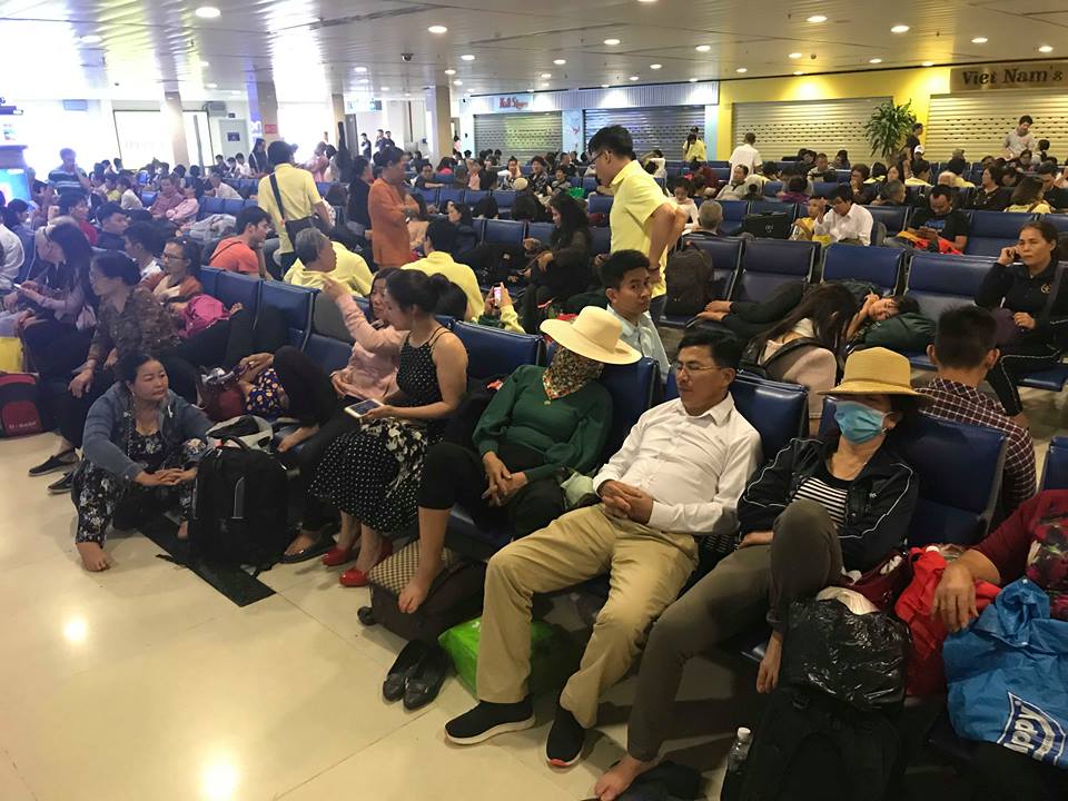 Video ảnh Tân Sơn Nhất: Bên ngoài sóng nước cuồn cuộn, bên trong nghìn người vạ vật qua đêm