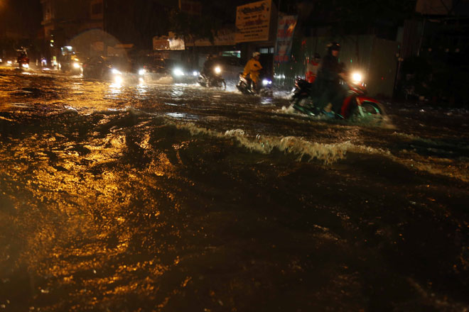 Video ảnh Tân Sơn Nhất: Bên ngoài sóng nước cuồn cuộn, bên trong nghìn người vạ vật qua đêm