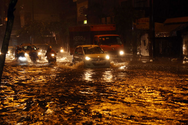 Video ảnh Tân Sơn Nhất: Bên ngoài sóng nước cuồn cuộn, bên trong nghìn người vạ vật qua đêm