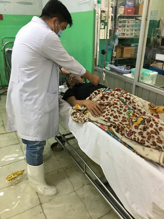 TP HCM: Bệnh viện ngập sâu, bác sĩ lội nước cấp cứu bệnh nhân