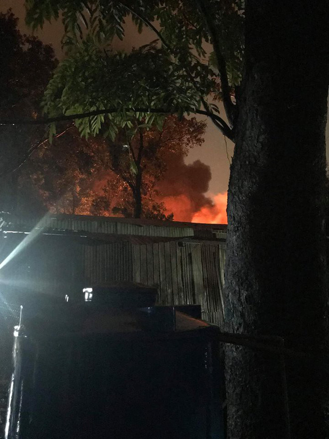 Cháy xưởng cực lớn lúc Sài Gòn đang ngập mênh mông, dân vất vả tháo chạy trong mưa to