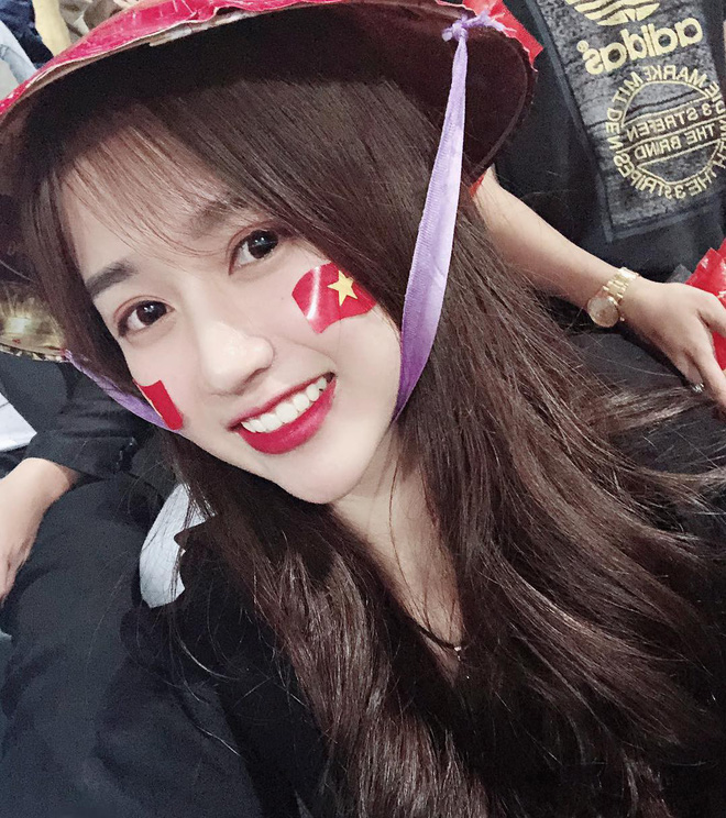 Trốn việc đi xem Việt Nam đá, cô gái xinh đẹp chiếm spotlight chỉ nhờ 1 tấm ảnh