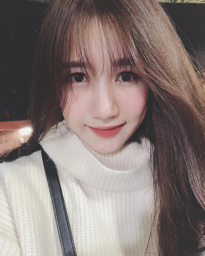 Trốn việc đi xem Việt Nam đá, cô gái xinh đẹp chiếm spotlight chỉ nhờ 1 tấm ảnh