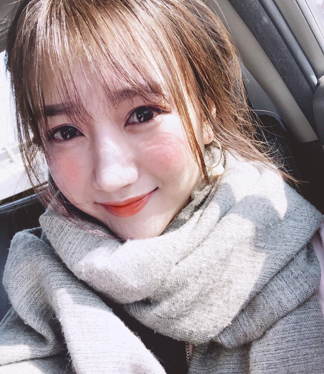 Trốn việc đi xem Việt Nam đá, cô gái xinh đẹp chiếm spotlight chỉ nhờ 1 tấm ảnh