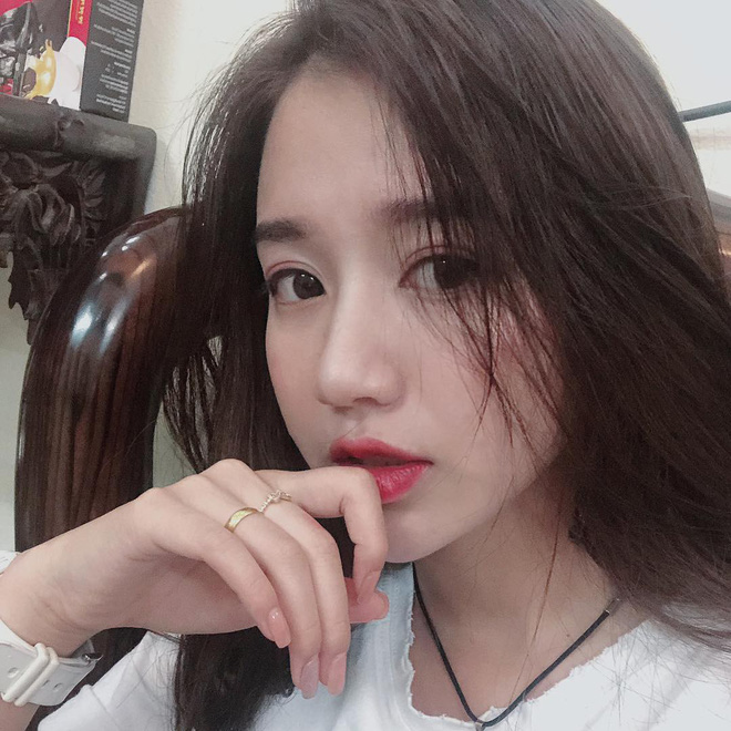 Trốn việc đi xem Việt Nam đá, cô gái xinh đẹp chiếm spotlight chỉ nhờ 1 tấm ảnh