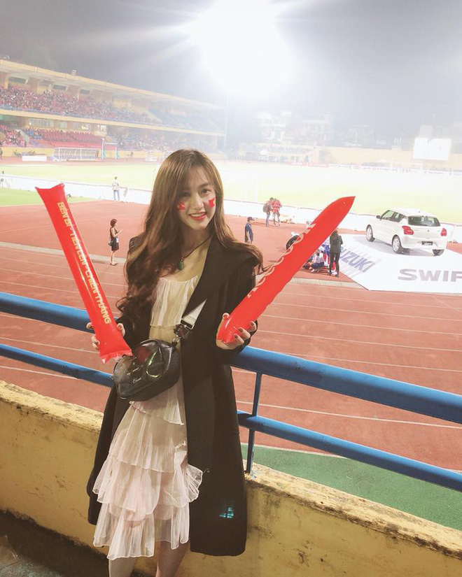 Trốn việc đi xem Việt Nam đá, cô gái xinh đẹp chiếm spotlight chỉ nhờ 1 tấm ảnh