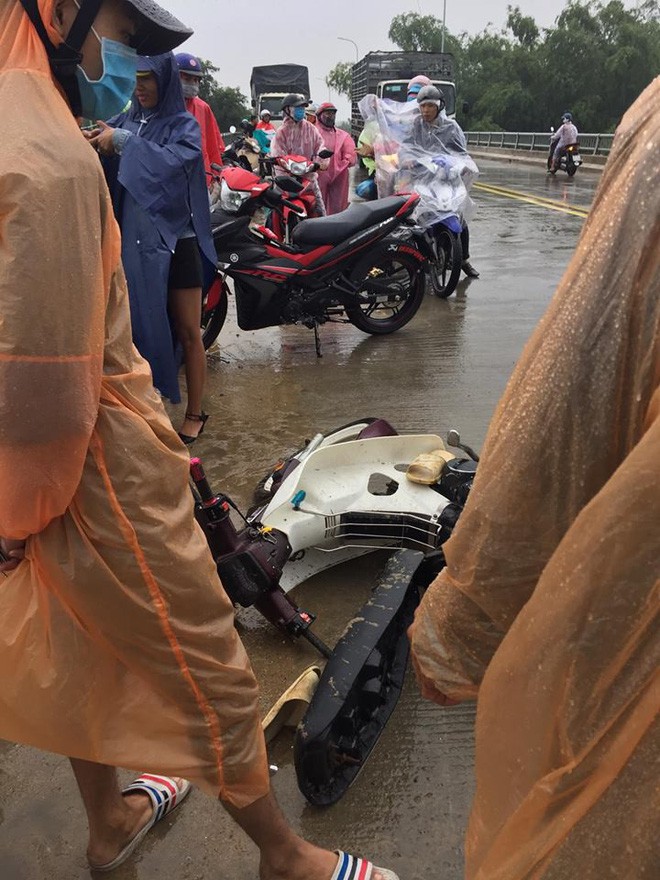 Thanh niên quên mình lao xuống sông cứu người không chút do dự dù trời đang mưa bão