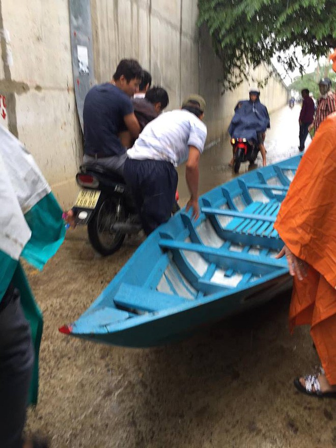 Thanh niên quên mình lao xuống sông cứu người không chút do dự dù trời đang mưa bão