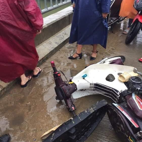 Thanh niên quên mình lao xuống sông cứu người không chút do dự dù trời đang mưa bão