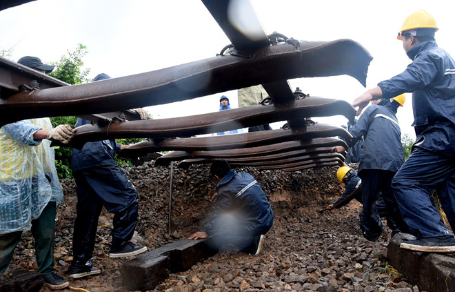 Đường sắt Bắc - Nam thông tuyến sau hơn 36 giờ tê liệt