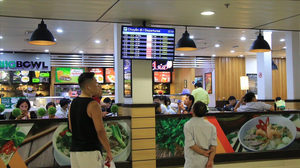 Hàng nghìn người vật vờ ở sân bay Tân Sơn Nhất vì hoãn chuyến bay