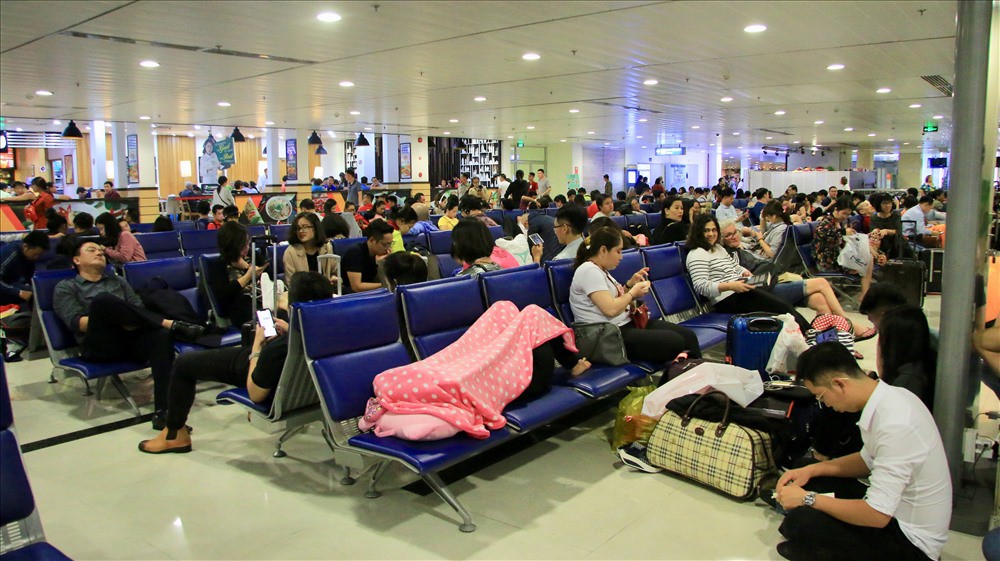 Hàng nghìn người vật vờ ở sân bay Tân Sơn Nhất vì hoãn chuyến bay