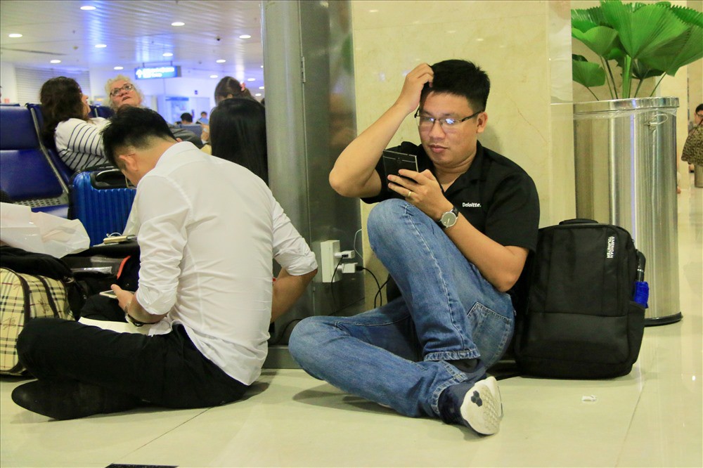 Hàng nghìn người vật vờ ở sân bay Tân Sơn Nhất vì hoãn chuyến bay