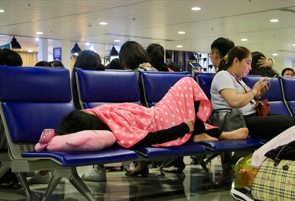 Hàng nghìn người vật vờ ở sân bay Tân Sơn Nhất vì hoãn chuyến bay