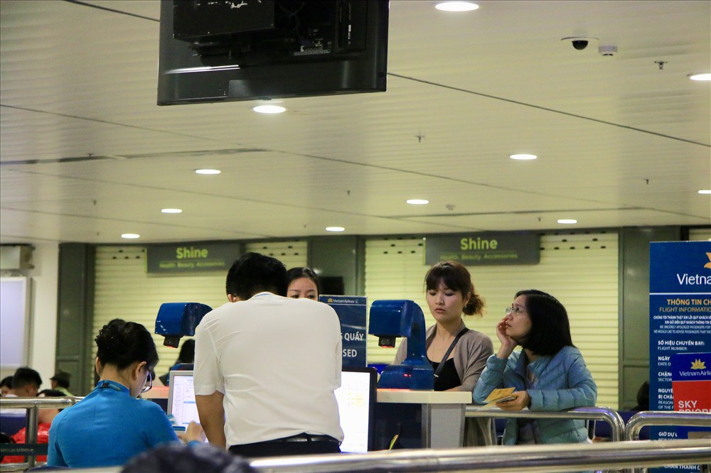 Hàng nghìn người vật vờ ở sân bay Tân Sơn Nhất vì hoãn chuyến bay