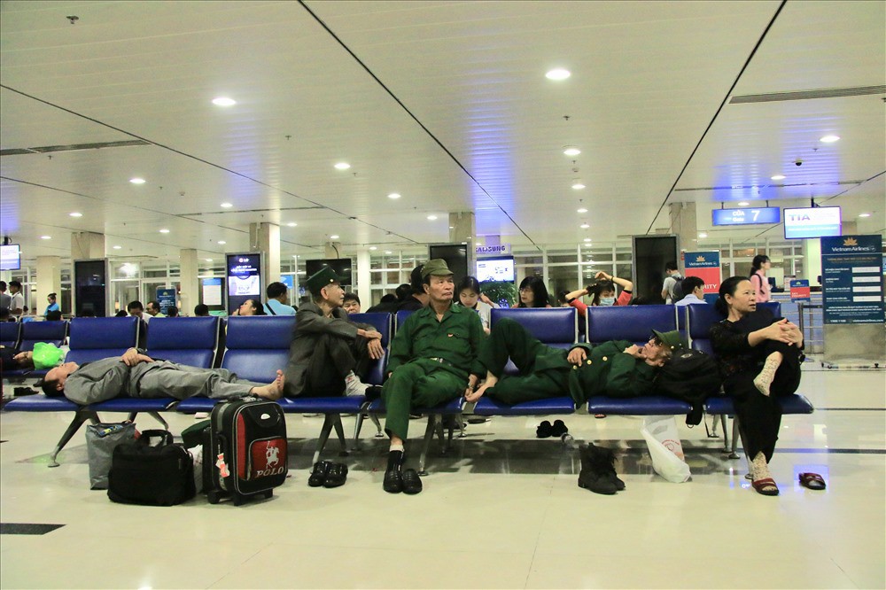 Hàng nghìn người vật vờ ở sân bay Tân Sơn Nhất vì hoãn chuyến bay