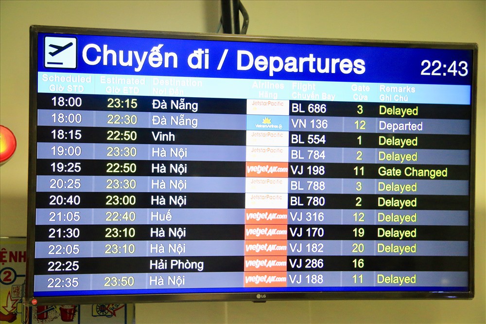 Hàng nghìn người vật vờ ở sân bay Tân Sơn Nhất vì hoãn chuyến bay