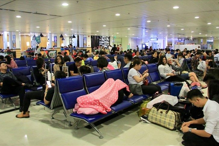 Hàng nghìn người vật vờ ở sân bay Tân Sơn Nhất vì hoãn chuyến bay