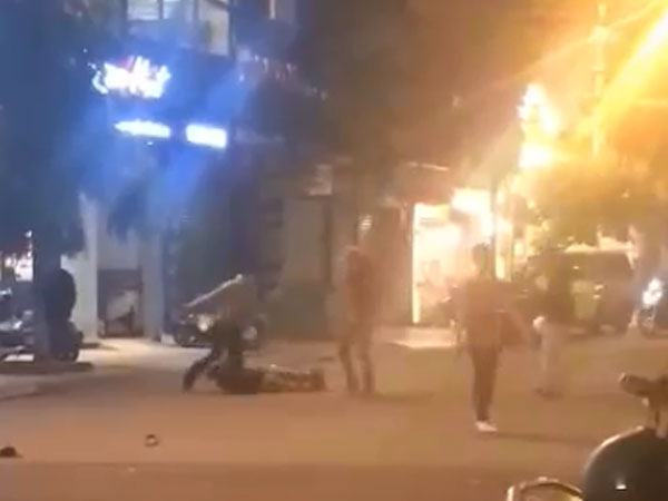 Hỗn chiến kinh hoàng trong đêm, 1 người đổ gục tại chỗ