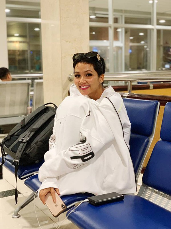 Hoài Linh phải đáp xuống Thái Lan, H’Hen Niê chờ ở sân bay do bão