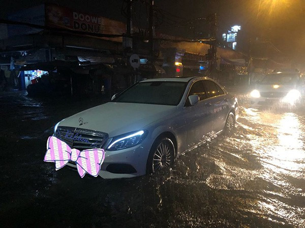 Hoài Linh phải đáp xuống Thái Lan, H’Hen Niê chờ ở sân bay do bão