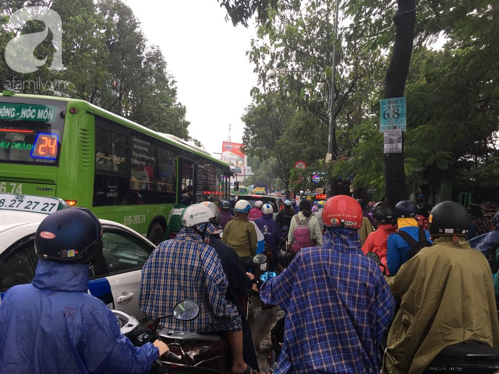 Sáng thứ 2 kẹt xe, ngập nước, xe chết máy nằm la liệt, người Sài Gòn khốn khổ sau bão số 9 Sáng thứ 2 kẹt xe, ngập nước, xe chết máy nằm la liệt, người Sài Gòn khốn khổ sau bão số 9