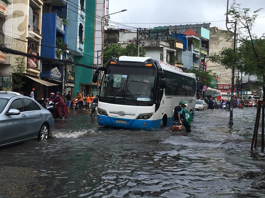 Sáng thứ 2 kẹt xe, ngập nước, xe chết máy nằm la liệt, người Sài Gòn khốn khổ sau bão số 9 Sáng thứ 2 kẹt xe, ngập nước, xe chết máy nằm la liệt, người Sài Gòn khốn khổ sau bão số 9