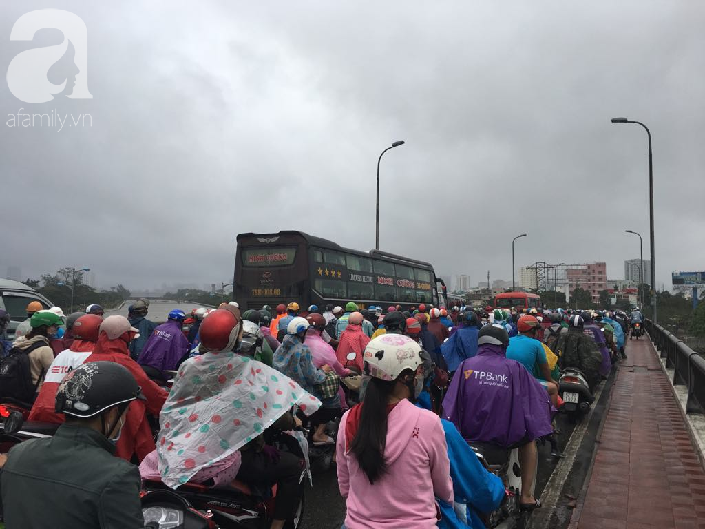 Sáng thứ 2 kẹt xe, ngập nước, xe chết máy nằm la liệt, người Sài Gòn khốn khổ sau bão số 9