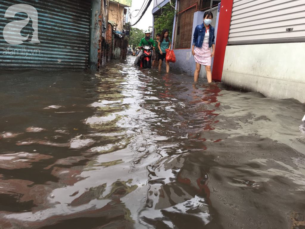 Sáng thứ 2 kẹt xe, ngập nước, xe chết máy nằm la liệt, người Sài Gòn khốn khổ sau bão số 9 Sáng thứ 2 kẹt xe, ngập nước, xe chết máy nằm la liệt, người Sài Gòn khốn khổ sau bão số 9