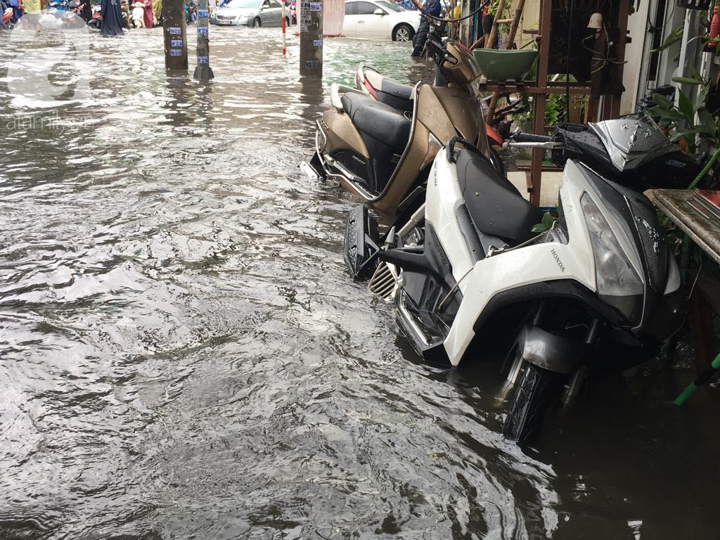 Sáng thứ 2 kẹt xe, ngập nước, xe chết máy nằm la liệt, người Sài Gòn khốn khổ sau bão số 9