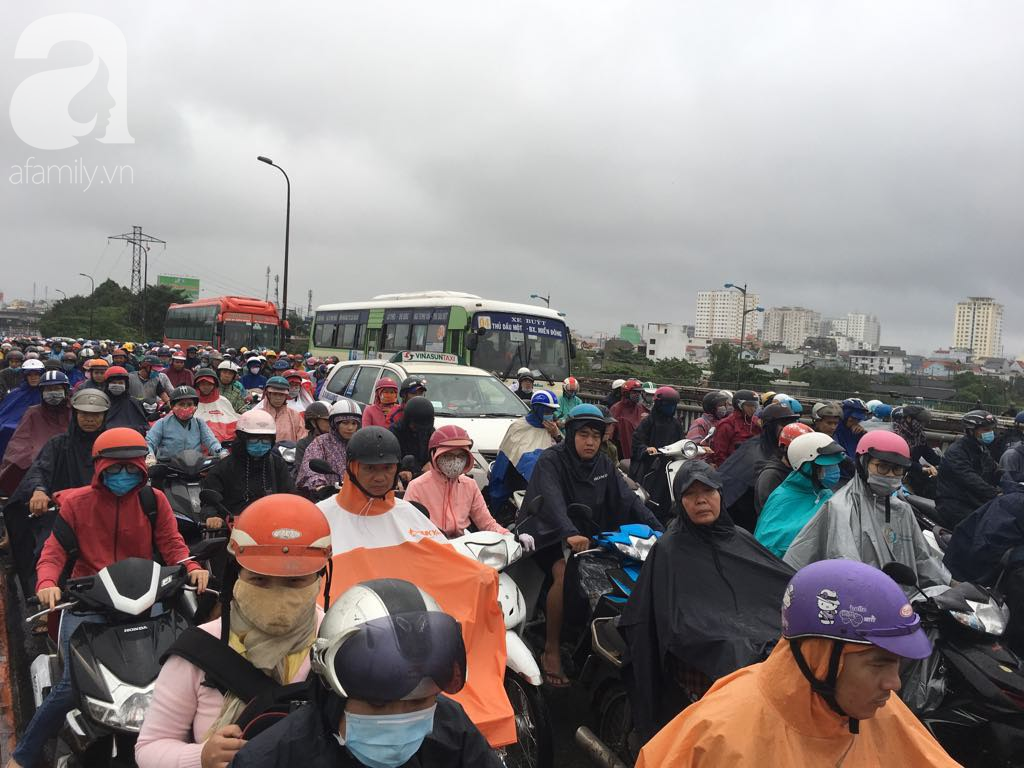 Sáng thứ 2 kẹt xe, ngập nước, xe chết máy nằm la liệt, người Sài Gòn khốn khổ sau bão số 9