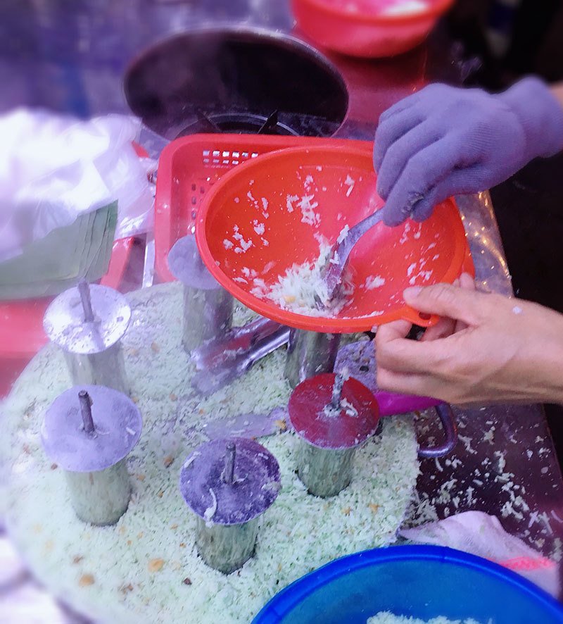 Bán bánh lạ bọc ống inox: Bám vỉa hè Hà Nội, chàng trai thu 70 triệu/tháng