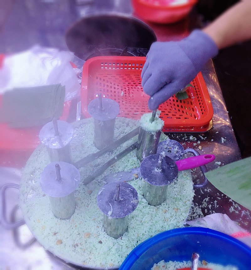 Bán bánh lạ bọc ống inox: Bám vỉa hè Hà Nội, chàng trai thu 70 triệu/tháng