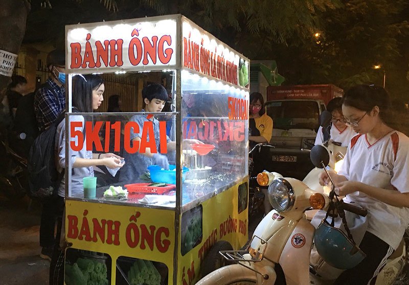 Bán bánh lạ bọc ống inox: Bám vỉa hè Hà Nội, chàng trai thu 70 triệu/tháng