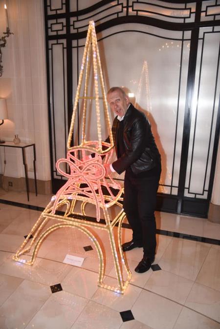 Giới nhà giàu đốt tiền mua cây thông dị vì mục đích không ai ngờ