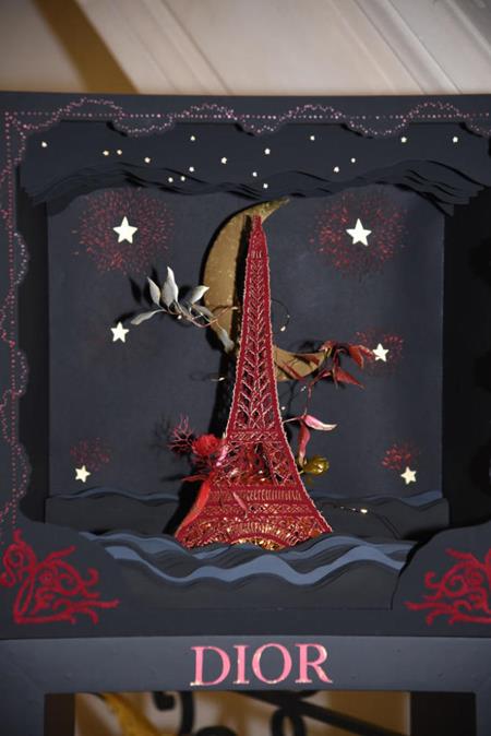 Giới nhà giàu đốt tiền mua cây thông dị vì mục đích không ai ngờ