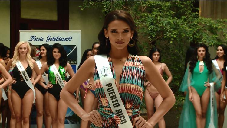 Minh Tú nóng bỏng trong phần thi bikini tại Hoa hậu Siêu quốc gia