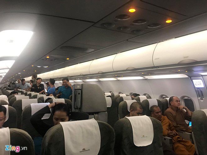 Tắc nghẽn không lưu ở TP.HCM do bão số 9, máy bay lượn nhiều vòng